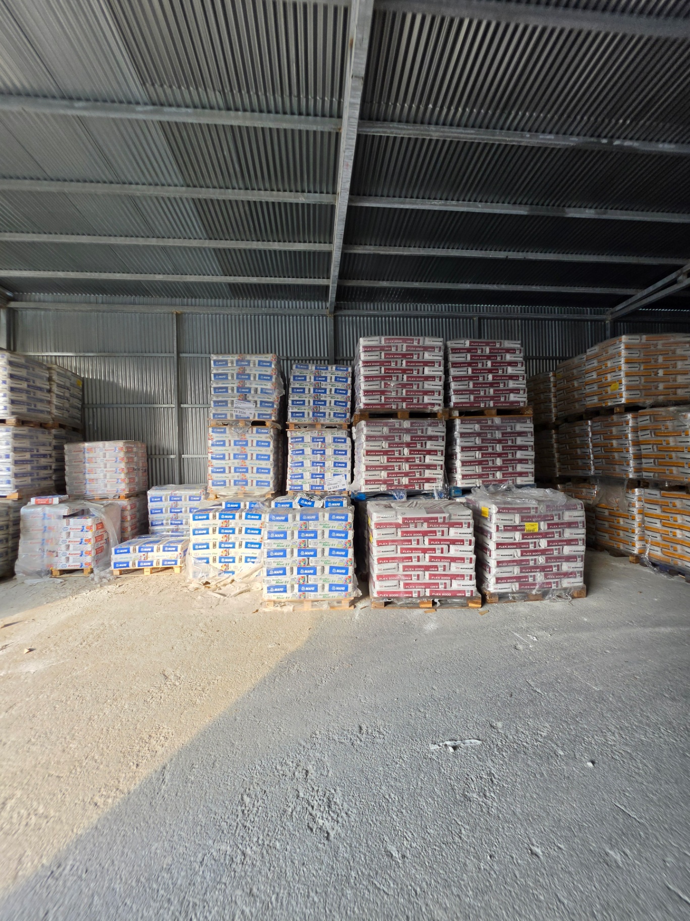 Παλέτες με σακιά οικοδομικών υλικών Mapei και Marmoline στην αποθήκη Papamarkos